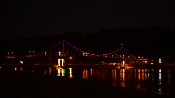 Kiewer Pedastrische Brücke Beleuchtung Auf Dem Fluss Dnipro Reflexion Ukraine — Stockvideo