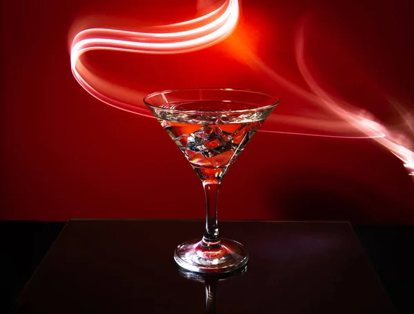 Vidro Martini Isolado Fundo Vermelho Com Listras Neon Luz Pintura — Fotografia de Stock