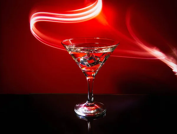 Vidro Martini Isolado Fundo Vermelho Com Listras Neon Luz Pintura — Fotografia de Stock