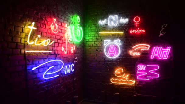 Tuğla Duvar Şehir Dekor Güzel Renk Neon Işıkları — Stok video