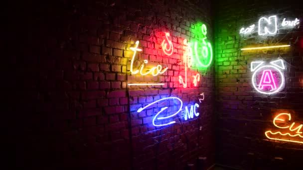 Nice Kolor Neon Światła Ścianie Ceglanego Wystroju Miasta — Wideo stockowe