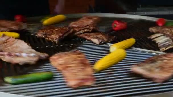 Røkt Ribbe Mais Stekt Snurrende Rund Grill Gatemat Sunn Video – stockvideo