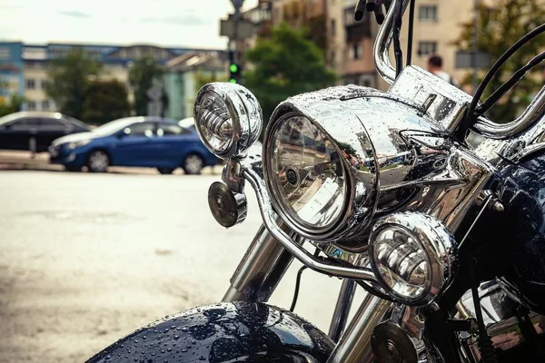 Ukrayna Kiev mayıs 2019 kadar yakın yağmur altında sokakta Nice Harley Davidson bisiklet