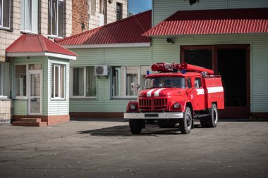 İtfaiye istasyonu Ukrayna siyah beyaz Kiev Ukrayna Eylül 2019 üzerinde İtfaiye nakliye kamyon eski SSCB