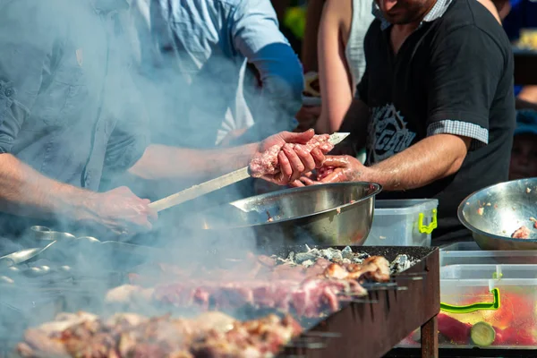 Делать Шашлык Шашлык Барбекю Деревянном Угольном Гриле Мясо Свежая Пища — стоковое фото