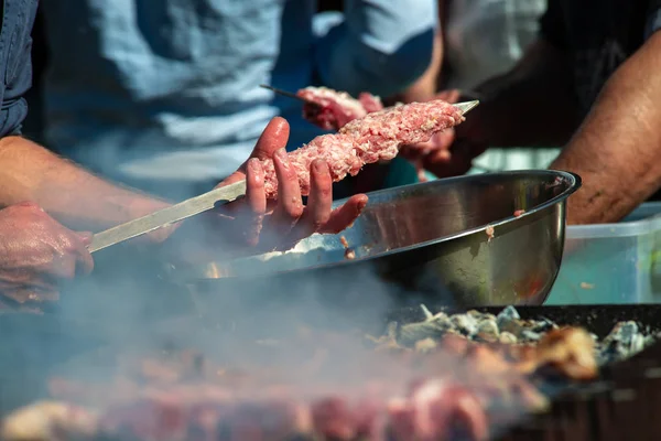 Делать Шашлык Шашлык Барбекю Деревянном Угольном Гриле Мясо Свежая Пища — стоковое фото