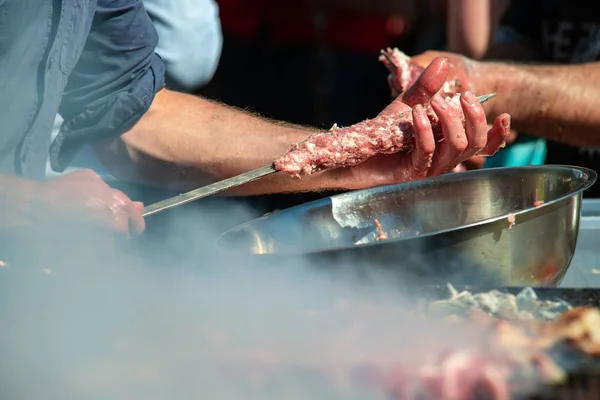 Делать Шашлык Шашлык Барбекю Деревянном Угольном Гриле Мясо Свежая Пища — стоковое фото