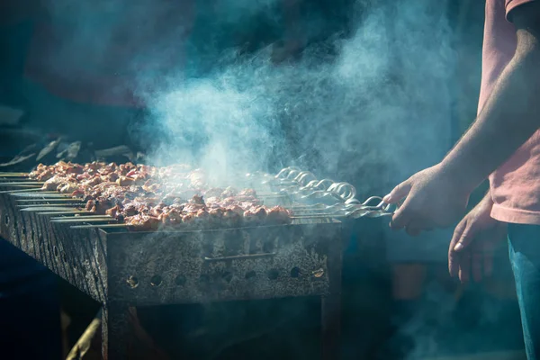 Делать Шашлык Шашлык Барбекю Деревянном Угольном Гриле Мясо Свежая Пища — стоковое фото