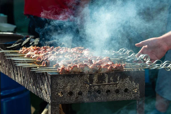 Делать Шашлык Шашлык Барбекю Деревянном Угольном Гриле Мясо Свежая Пища — стоковое фото