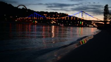 Kiev Ukrayna 'daki Dnipro' daki yaya köprüsünün mavi saat görüntüsü.