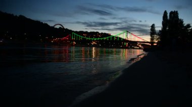 Kiev Ukrayna 'daki Dnipro' daki yaya köprüsünün mavi saat görüntüsü.