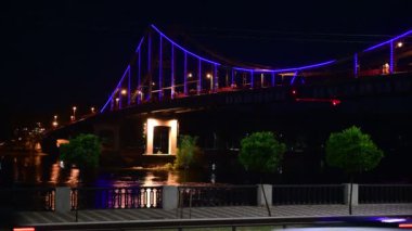 Kiev Ukrayna 'daki Dnipro' daki yaya köprüsünün mavi saat görüntüsü.