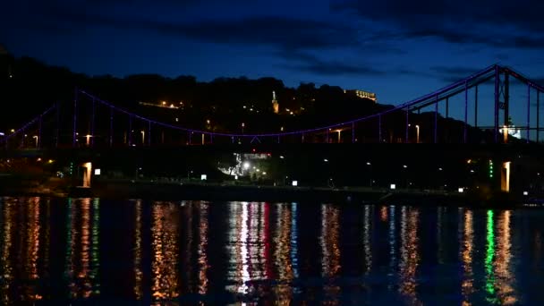 Noche Vista Hora Azul Del Puente Peatonal Dnipro Kiev Ucrania — Vídeos de Stock