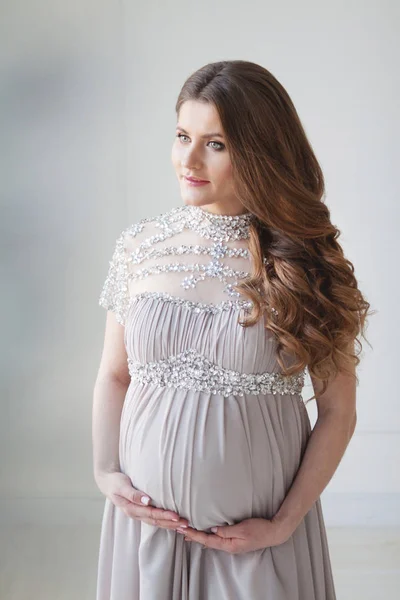 임신한 여자는 아름 다운 긴 드레스에 긴 머리와. 임신 안 아 배 — 스톡 사진