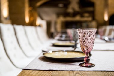 Boş gözlük restoranda ayarlayın. Ziyafet masa seti