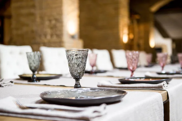 Vasos vacíos en el restaurante. Conjunto de mesa banquete — Foto de Stock