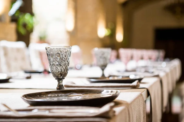 Vasos vacíos en el restaurante. Conjunto de mesa banquete — Foto de Stock