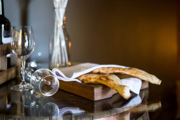 Shotis puri - pan georgiano tradicional. Pan bajo una servilleta blanca. Dos copas para vino — Foto de Stock