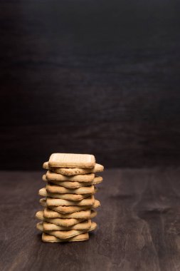 Kurabiye kurabiye ahşap bir masa üzerinde. Kule kurabiyeleri. Ahşap arka plan