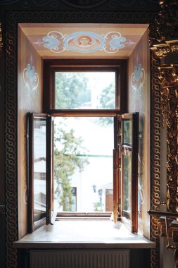 Kilisede penceresini açın