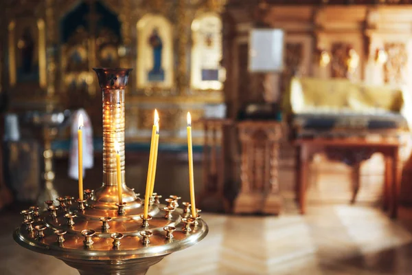 Velas Ardientes en la Iglesia Ortodoxa —  Fotos de Stock