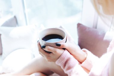 Eller bir fincan kahve tutun. Yakın çekim