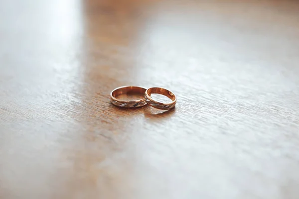 木製テーブルの上に 2 つの結婚指輪のクローズ アップ — ストック写真