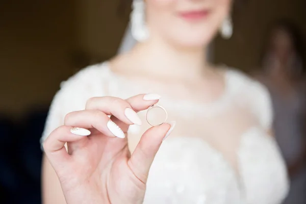 A noiva tem uma aliança. Close-up — Fotografia de Stock