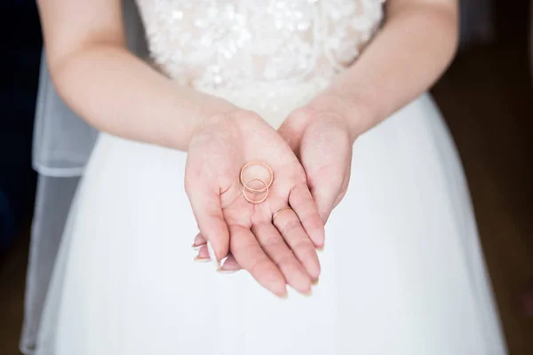 花嫁は婚約指輪を保持しています。クローズ アップ — ストック写真