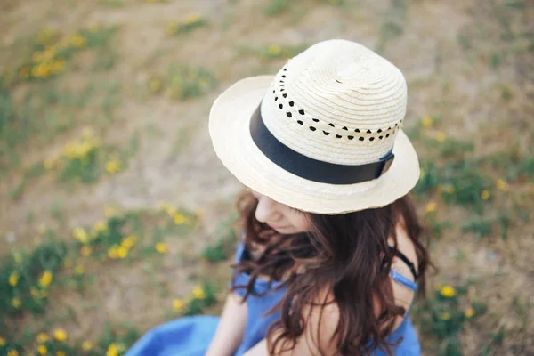 Young woman in a blue dress and a straw hat.close-up of a straw hat — Stock Photo, Image