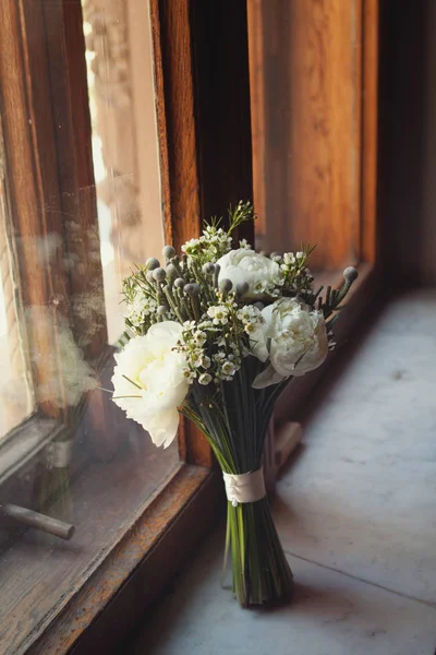 窓の近くの結婚式の花 bouqete — ストック写真