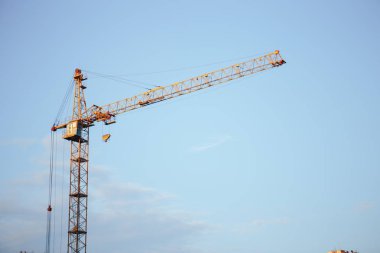 Sarı İnşaat Kulesi Mavi Gökyüzüne Karşı Turna