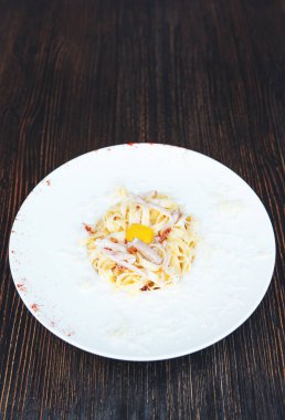 Geleneksel İtalyan Makarna, spagetti carbonara pastırma, krem sos, parmesan peyniri ile