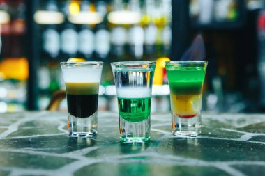 Kokteyl bar yanan çok katmanlı. Alkollü kısa kokteyl çubuğu