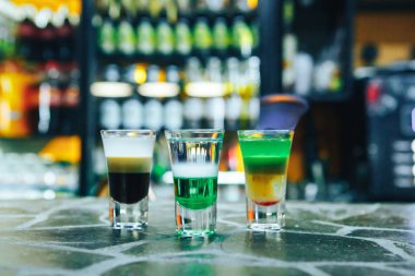 Kokteyl bar yanan çok katmanlı. Alkollü kısa kokteyl çubuğu