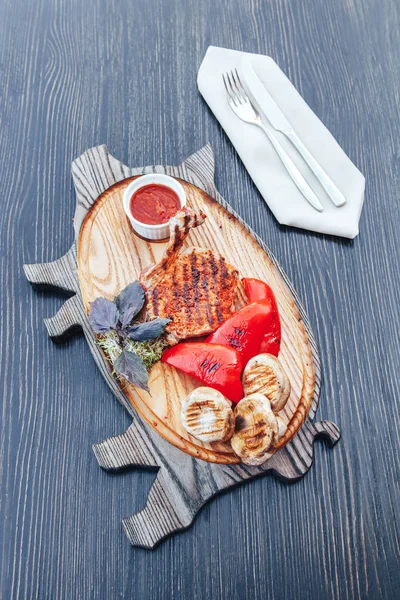 Grillezett Ribeye Steak a csont és a zöldségek és a fa vágódeszka, bbq mártással. Forró húsételek — Stock Fotó