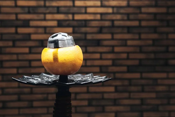 오렌지의 형태에서 물 담 뱃 대의 그릇 — 스톡 사진