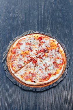 Peynirli pizza ahşap bir gemide. İtalyan Vejetaryen pizza