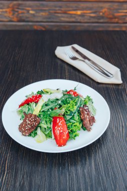 Taze salata et dilimleri ile. ahşap arka plan