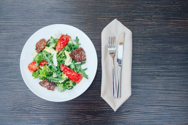 Taze salata et dilimleri ile. ahşap arka plan