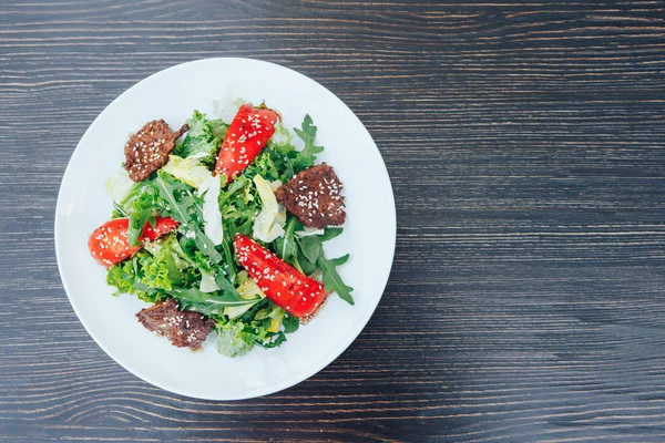 Fresh salad with slices of meat. background wooden — Stock Photo, Image