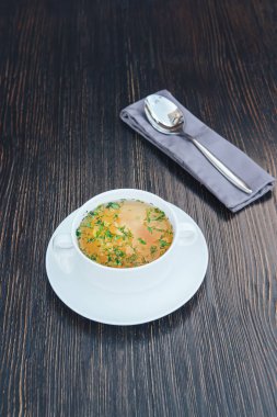 Tavuk bouillon. Hafif tavuk çorbası. Ahşap masa.