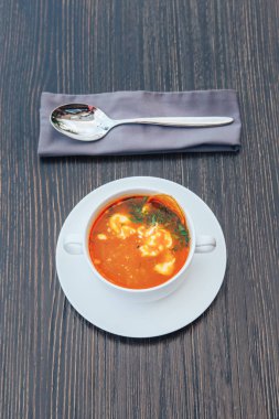 Ahşap bir masa üzerinde krema ile geleneksel Rus solyanka. Solyanka çorba krema ile