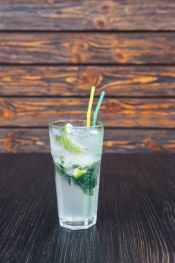 Taze mojito ahşap masaya kokteyl. Yaz içeceği ahşap bir masa üzerinde 
