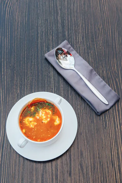 Ahşap bir masa üzerinde krema ile geleneksel Rus solyanka. Solyanka çorba krema ile