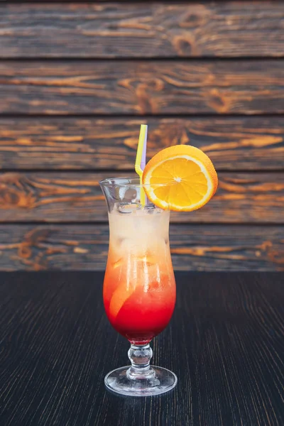 Saftige orange und rote Tequila Sonnenaufgang. Sex am Strand Cocktail im Glas. sommerfrischer Cocktail mit Grenadine — Stockfoto