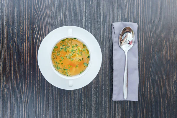 Csirke húsleves. Könnyű csirke leves. Fából készült asztal. Szemközti nézet — Stock Fotó