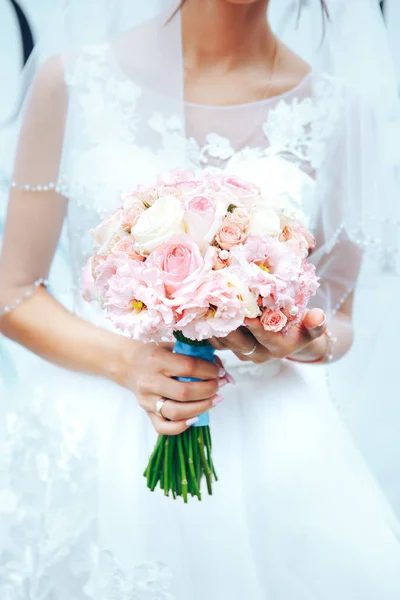Noiva segurando um buquê de casamento em cores rosa pastel. close-up — Fotografia de Stock