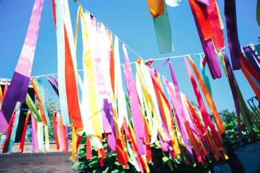 Rüzgarda çırpınan çok renkli kurdeleler. Rüzgarda Ipek kurdele