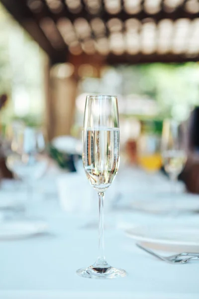 Jeden kieliszek szampana w restauracji na stole — Zdjęcie stockowe